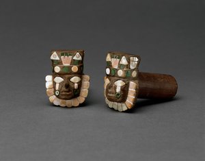 Et par ørepropper med menneskehoveder, Middle Horizon, 600-1000 (træ med sten- og skalindlæg)
