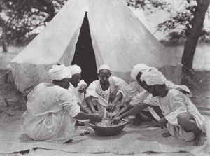 Afrika: Arabiske sømænd ved et måltid (s/h-foto) af Hugo Adolf Bernatzik