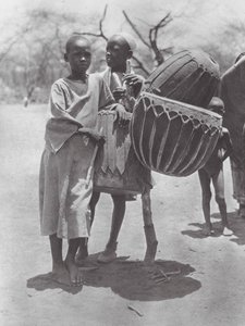 Afrika: Aulad Hamid trommer (s/h-foto) af Hugo Adolf Bernatzik