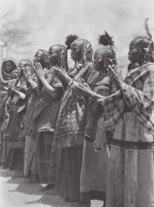 Afrika: Aulad Hamid-kvinder klapper i takt til en dans (s/h-foto) af Hugo Adolf Bernatzik
