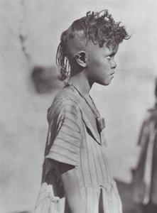 Afrika: Bisharin-barn med amulet (s/h-foto) af Hugo Adolf Bernatzik
