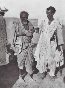 Afrika: Bisharin-mænd i den nubiske ørken (s/h-foto) af Hugo Adolf Bernatzik
