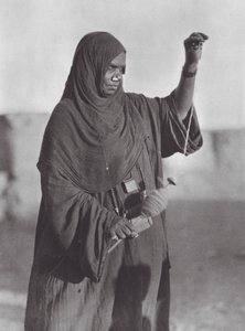 Afrika: Bisharin-kvinde spinder i den nubiske ørken (s/h-foto) af Hugo Adolf Bernatzik