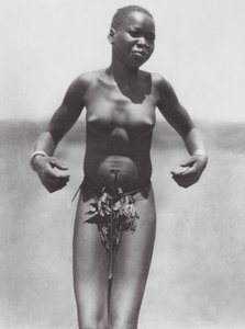 Afrika: Dansende pige, østlige Djur (s/h-foto) af Hugo Adolf Bernatzik