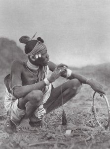 Afrika: Dinka-brudgom forhandler om brudesmykkerne (s/h-foto) af Hugo Adolf Bernatzik