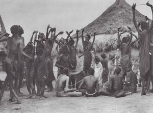 Afrika: Dinka ko-dans (s/h-foto) af Hugo Adolf Bernatzik