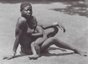 Afrika: Østlige Djur, mor og barn (s/h-foto) af Hugo Adolf Bernatzik