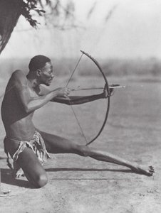 Afrika: Bueskytte fra det østlige Djur (s/h-foto) af Hugo Adolf Bernatzik