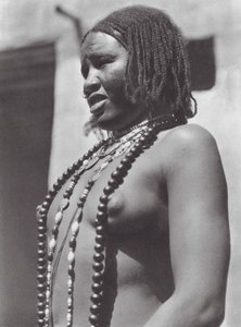 Afrika: Gawazi, en professionel danser (s/h-foto) af Hugo Adolf Bernatzik