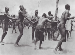 Afrika: Moru-runddans (s/h-foto) af Hugo Adolf Bernatzik