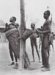 Afrika: Moru-mænd spiller trommer (s/h-foto) af Hugo Adolf Bernatzik