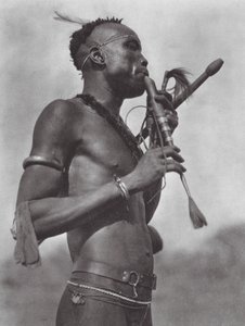 Afrika: Niambara-fløjtespiller (s/h-foto) af Hugo Adolf Bernatzik