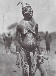 Afrika: Nuba-kvinde med festlig udsmykning (s/h-foto) af Hugo Adolf Bernatzik