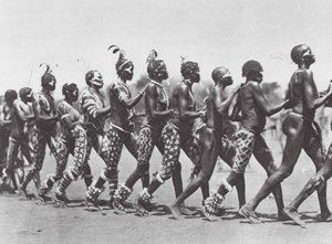 Afrika: Nuba-kvinder danser (s/h-foto)