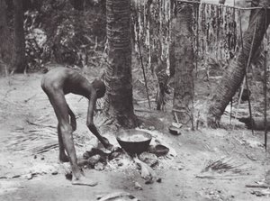 Afrika: Nuer tilbereder krokodillekød (s/h-foto) af Hugo Adolf Bernatzik