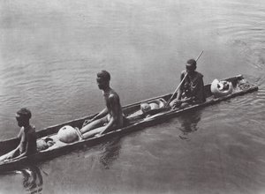 Afrika: Nuer-udgravning på Bahr el Zeraf (s/h-foto) af Hugo Adolf Bernatzik