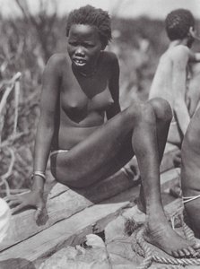 Afrika: Nuer-pige på Bahr el Zeraf (s/h-foto) af Hugo Adolf Bernatzik