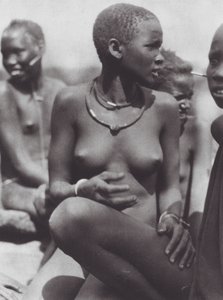 Afrika: Nuer-pige iført halskæde af girafhår (s/h-foto)