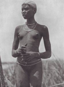 Afrika: Nuer-pige med ornamentale ar (s/h-foto)