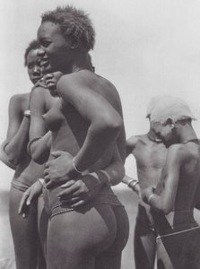 Afrika: Nuer-piger og -børn (s/h-foto) af Hugo Adolf Bernatzik