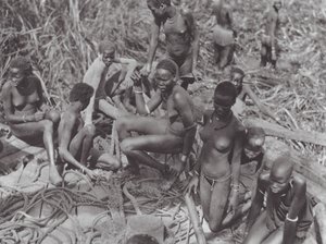 Afrika: Nuer-piger på en sudanesisk sejlbåd (s/h-foto) af Hugo Adolf Bernatzik