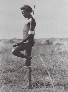 Afrika: Nuer, hvilestilling (s/h-foto) af Hugo Adolf Bernatzik
