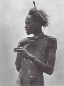 Afrika: Nuer-kriger med stammemærke i panden (s/h-foto) af Hugo Adolf Bernatzik