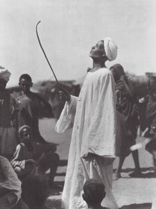 Afrika: Gammel mand håner danserinden (s/h-foto) af Hugo Adolf Bernatzik
