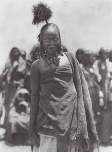Afrika: Hovedbeklædning af strudsefjer båret af Aulad Hamids (s/h-foto) af Hugo Adolf Bernatzik