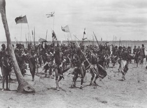 Afrika: Shilluk-begravelsesceremoni nær Tonga (s/h-foto) af Hugo Adolf Bernatzik
