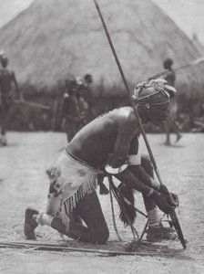Afrika: Shilluk i festdragt (s/h-foto) af Hugo Adolf Bernatzik