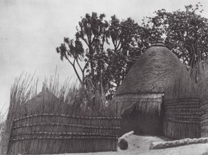 Afrika: Shilluk-tempel (s/h-foto) af Hugo Adolf Bernatzik
