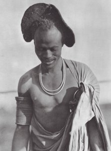 Afrika: Shilluk-kriger med hættefrisure (s/h-foto) af Hugo Adolf Bernatzik