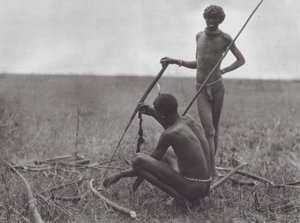 Afrika: Shilluk-krigere hviler sig (s/h-foto) af Hugo Adolf Bernatzik