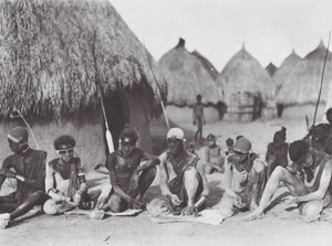 Afrika: Shilluk-krigere gnider sig med træaske (s/h-foto) af Hugo Adolf Bernatzik