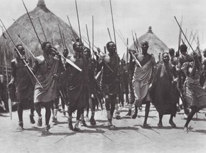 Afrika: Shilluk-krigere stormer en høvdings grav (s/h-foto) af Hugo Adolf Bernatzik