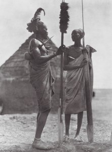 Afrika: Shilluks i festivalkjole (s/h-foto) af Hugo Adolf Bernatzik