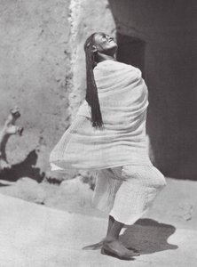 Afrika: Sudanesisk dansende pige, Omdurman (s/h-foto) af Hugo Adolf Bernatzik