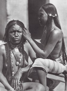 Afrika: Sudanesiske kvinder fletter hår (s/h-foto) af Hugo Adolf Bernatzik