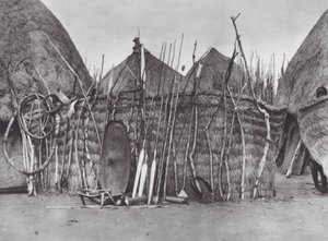 Afrika: En afdød Shilluk-høvdings ejendom (s/h-foto) af Hugo Adolf Bernatzik