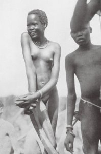 Nuer, pige og dreng (s/h-foto) af Hugo Adolf Bernatzik