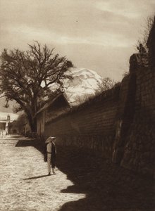 Mexico: Gade i Amecameca med udsigt til Popocatepetl (s/h-foto) af Hugo Brehme