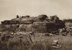 Mexico: Pyramiden i Xochicalco, før restaureringen (s/h-foto) af Hugo Brehme