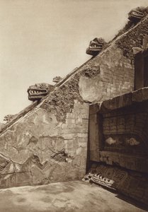 Mexico: San Juan Teotihuacan, skulpturer af trapperne i Quetzalcouatls pyramide i midten af citadellet, vestlig facade (s/h-foto) af Hugo Brehme