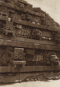 Mexico: San Juan Teotihuacan, stenskulpturer på den vestlige facade af Quetzalcouatl-pyramiden, pyramiden i midten af citadellet (s/h-foto)