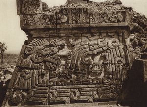 Mexico: Xochicalco, en del af pyramiden med slange og hieroglyffer (s/h-foto) af Hugo Brehme