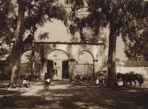 Mexico: Xochimilco, Indgang til kirken (s/h-foto) af Hugo Brehme