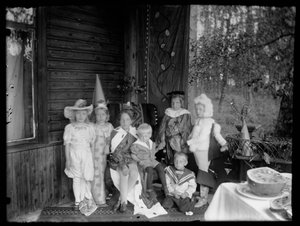 Udklædte børn i familien Andersins villa af Hugo Simberg