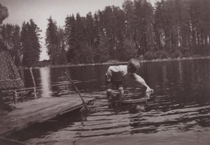 Børn flyder på en legebåd på Niemenlauta af Hugo Simberg