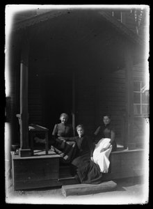 Tjenere på verandaen i Niemenlautlauta-villaen af Hugo Simberg